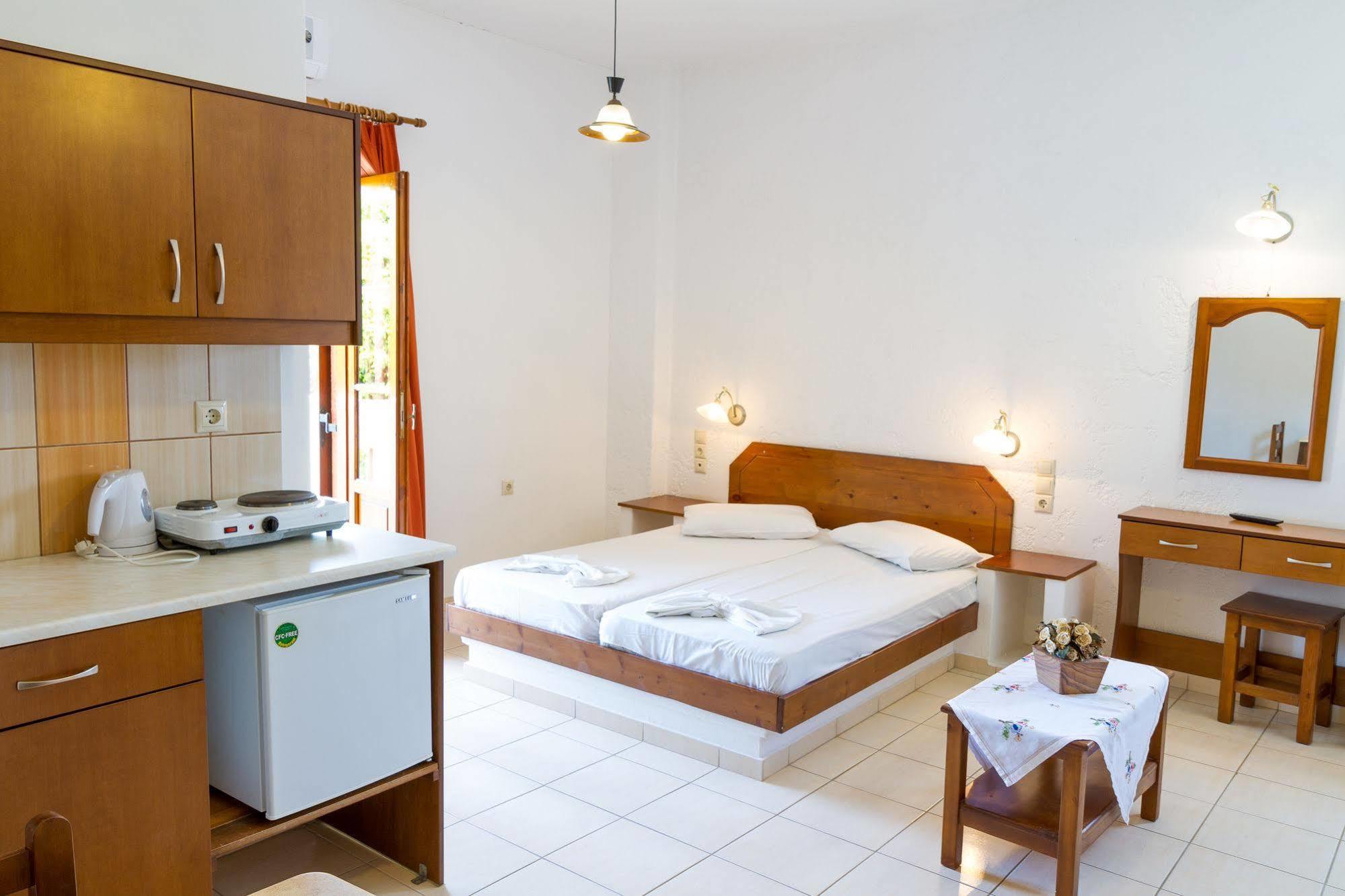 Ideal Hotel Kokkini Hani Exterior photo